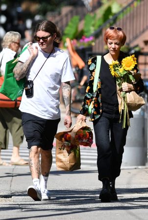 Lily Allen - Seen with flowers with a friend in New York