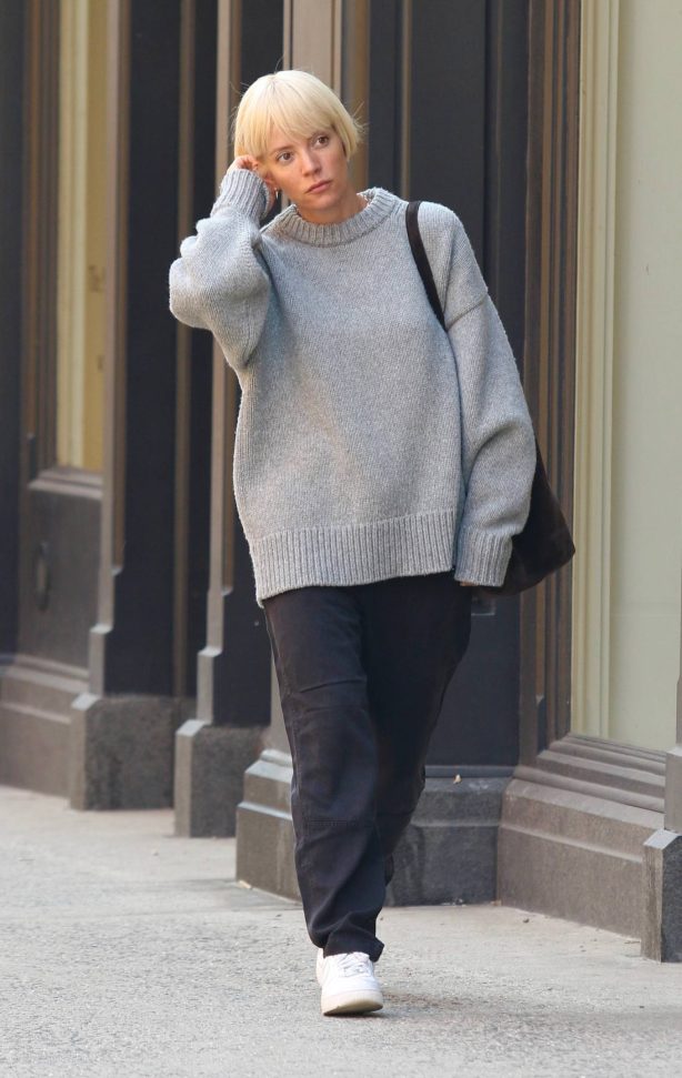 Lily Allen - Sporting her blonde bob haircut in Manhattan’s SoHo neighborhood
