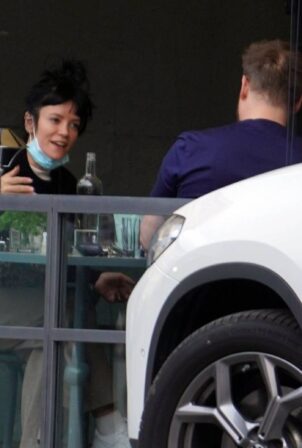 Lily Allen - Spotted Enjoying drinks in Florence