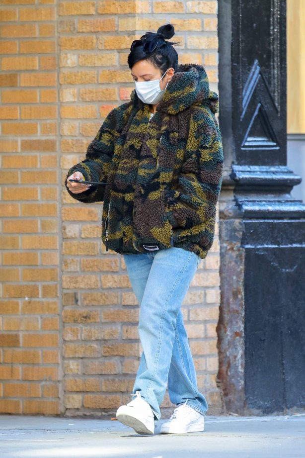 Lily Allen - Stops by a local Manhattan bakery in New York