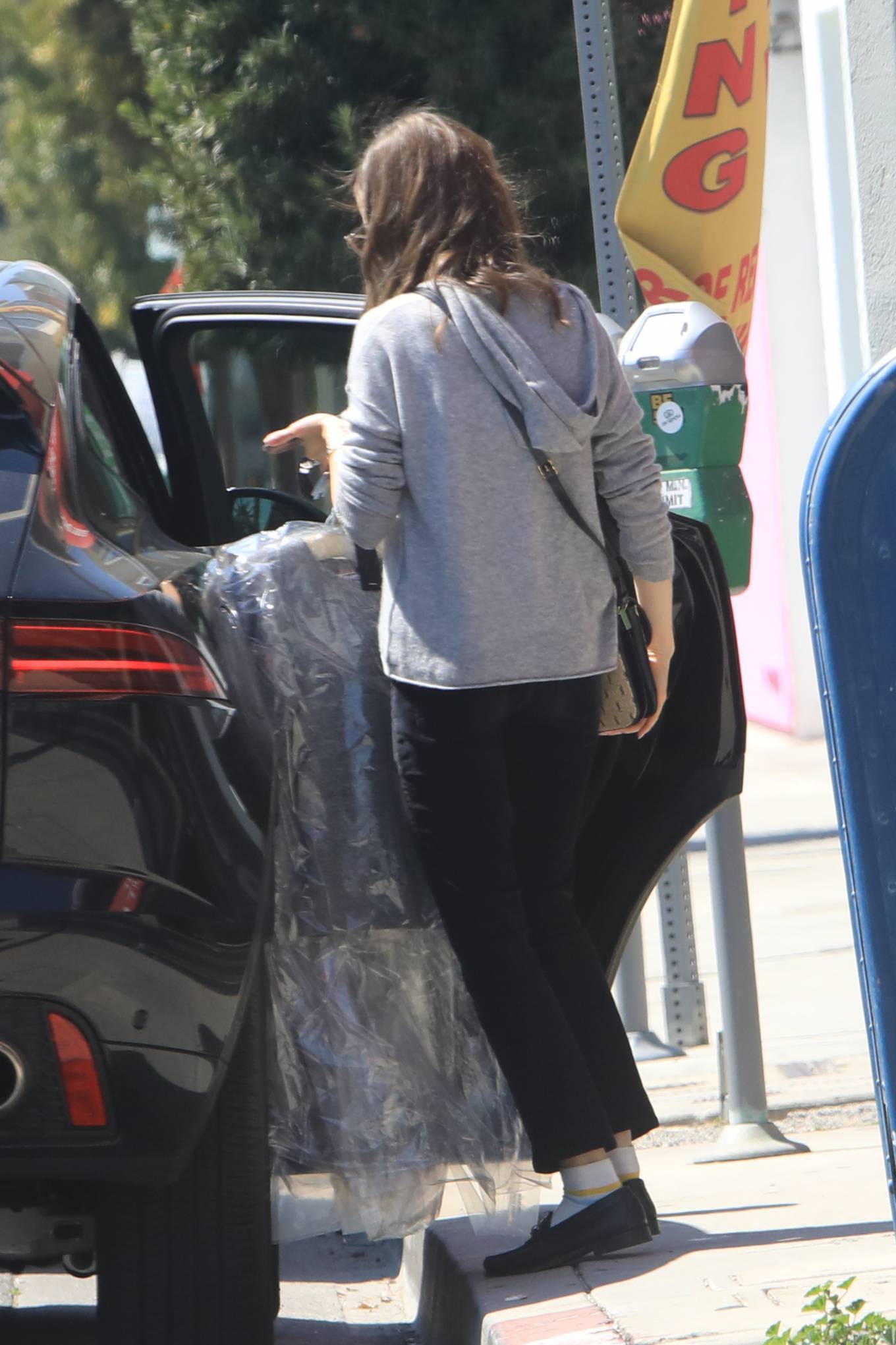 Lily Collins – Spotted while out to pick her laundry