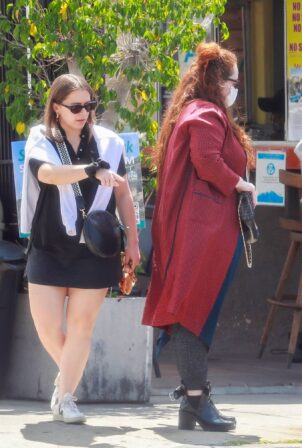 Lily Kershaw - out for lunch with a friend in Los Feliz