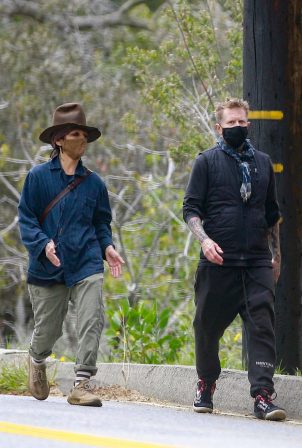 Linda Perry - Out for a hike in Los Angeles