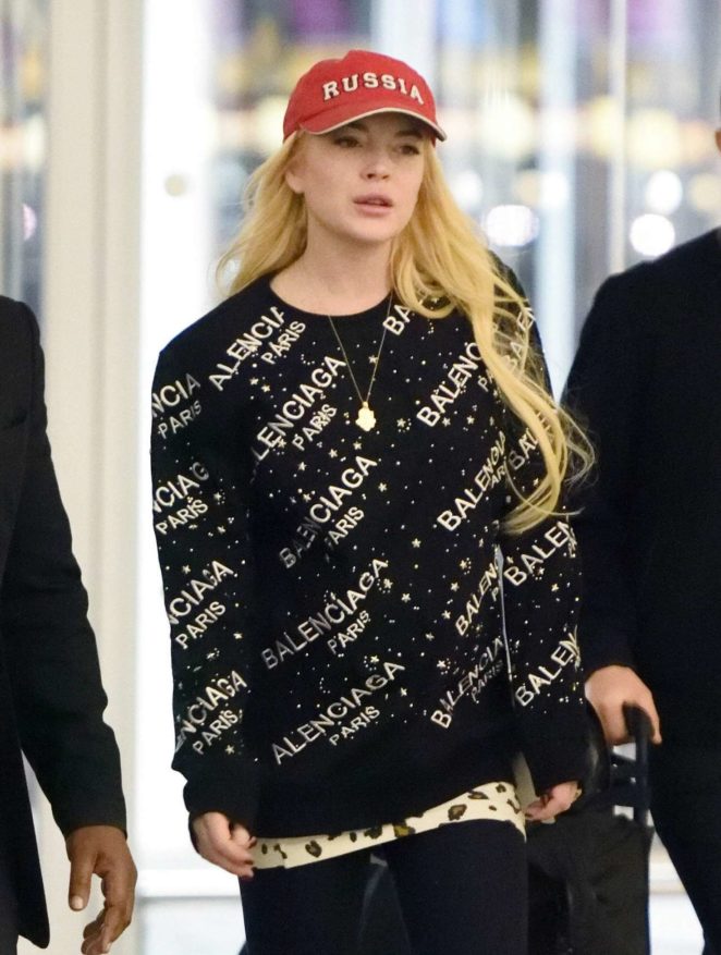 Lindsay Lohan - Arrives at JFK Airport in New York City