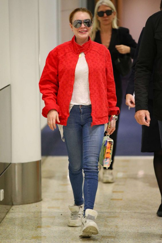 Lindsay Lohan - Arrives at Sydney Airport