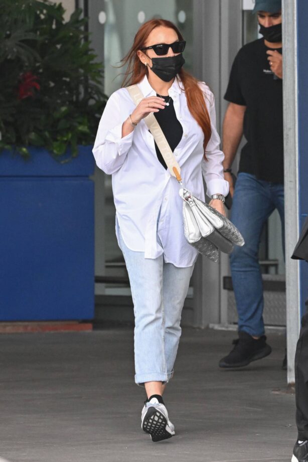 Lindsay Lohan - Spotted at JFK Airport in New York