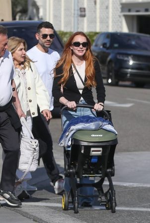 Lindsay Lohan - Steps out for a family lunch at La Escala in Beverly Hills
