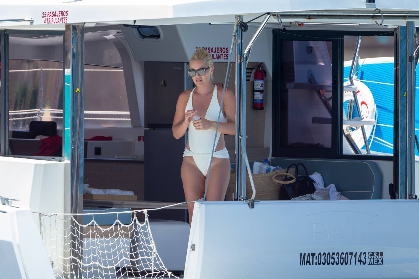 Lindsey Vonn 2020 : Lindsey Vonn - In white swimsuit on a yacht in Cabo San...