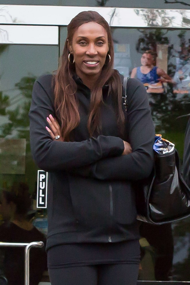 Lisa Leslie in Tights Grabs pizza at Fresh Brothers in Calabasas