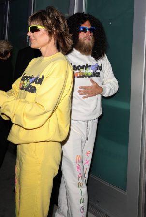 Lisa Rinna - Arrives at the Lakers game in Los Angeles