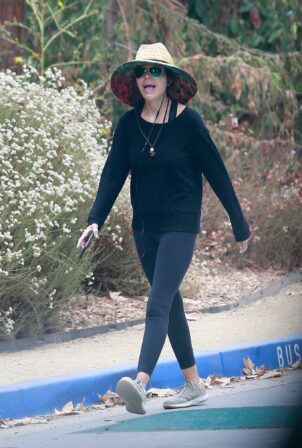 Lisa Rinna - Goes for a power walk at TreePeople Park in Beverly Hills