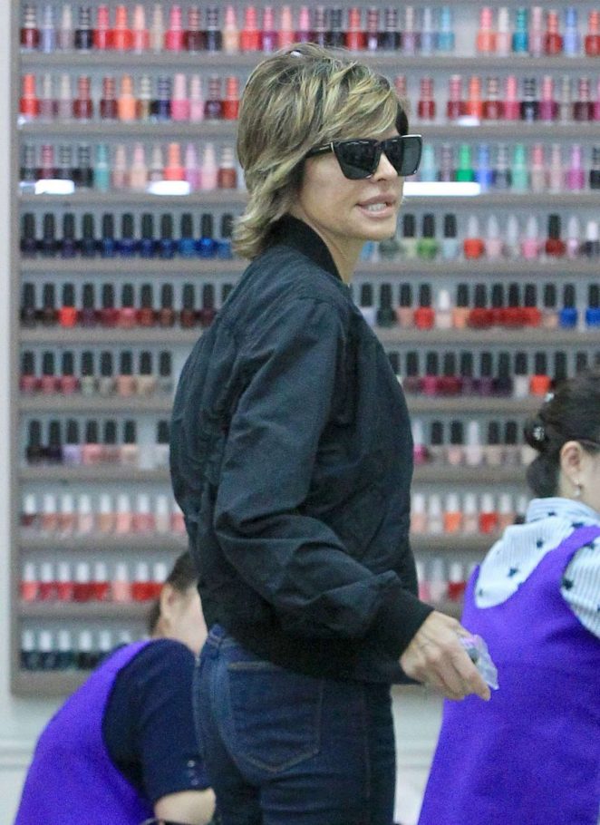 Lisa Rinna in Jeans at a Nail Salon in Los Angeles