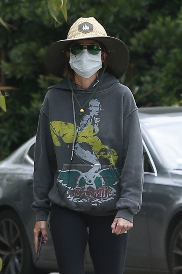 Lisa Rinna is fully covered up on her morning walk in LA
