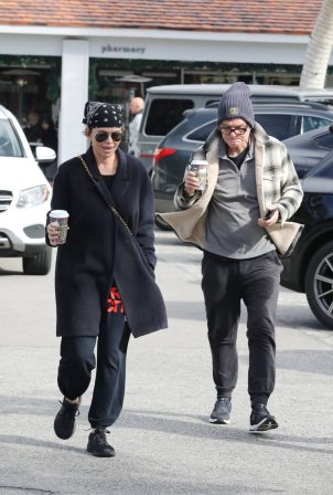 Lisa Rinna - Spotted out on a Starbucks run in Los Angeles