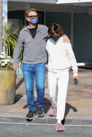 Lisa Rinna - With her husband Harry Hamlin lunch together in Los Angeles
