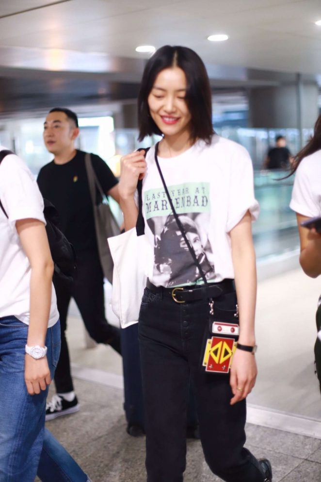 Liu Wen at the airport in Shanghai