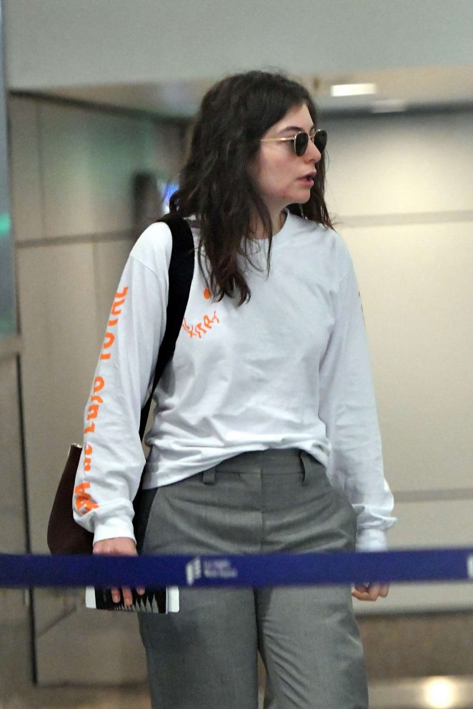 Lorde - Arrives at LAX airport in Los Angeles