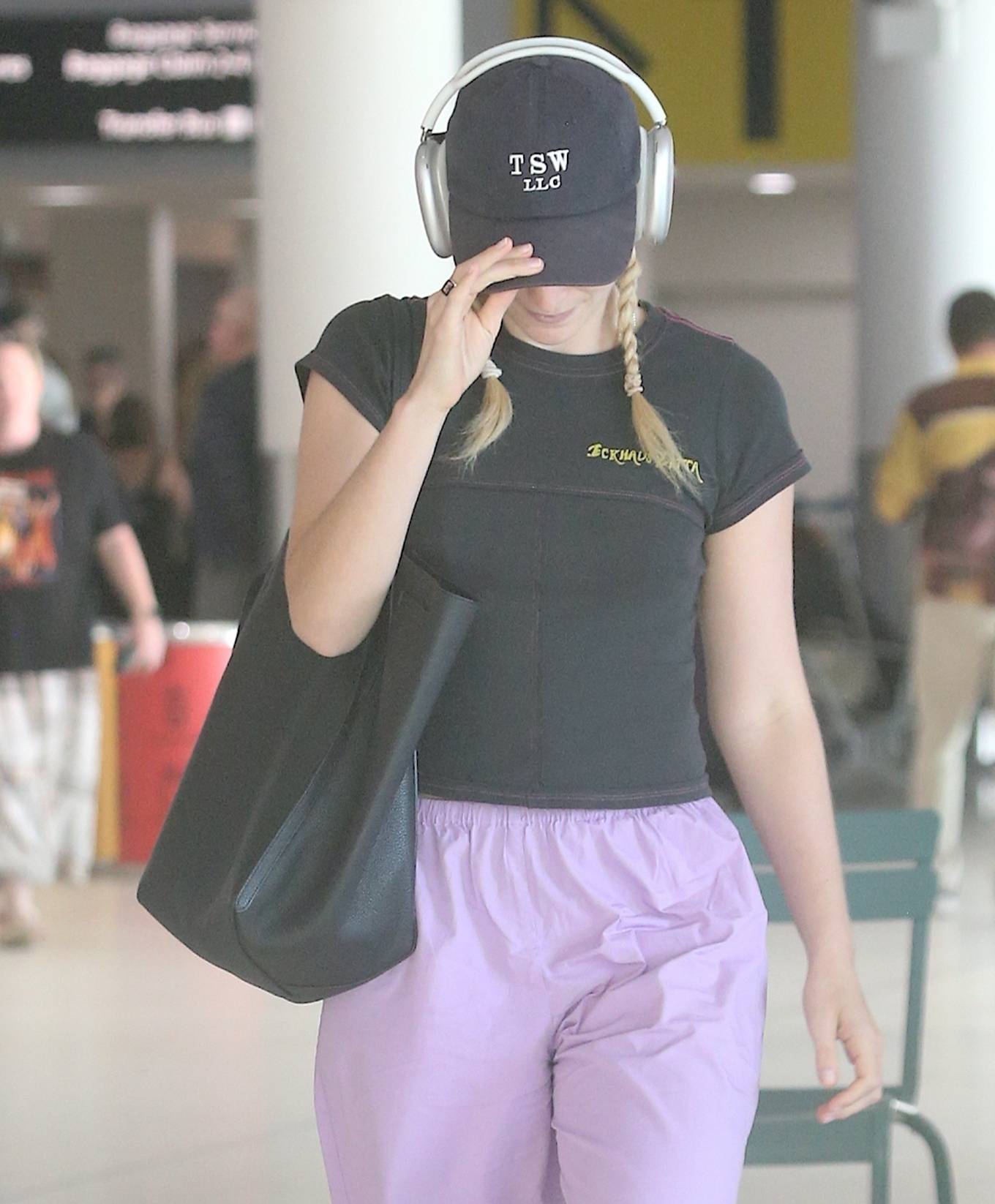 Lorde 2023 : Lorde – Arrives at Perth Airport-02