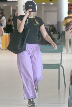 Lorde - Arrives at Perth Airport