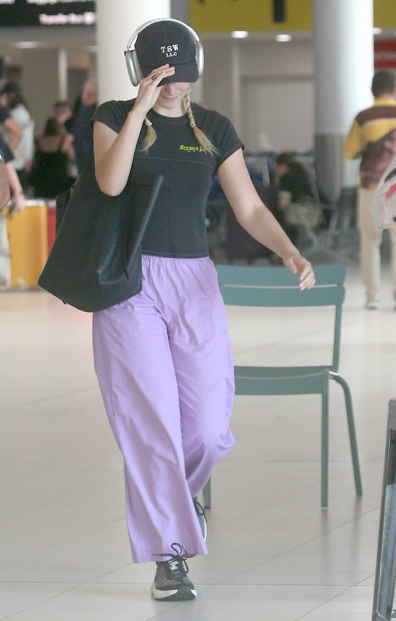 Lorde 2023 : Lorde – Arrives at Perth Airport-03