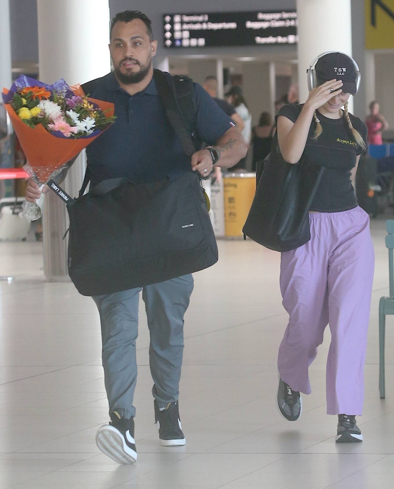 Lorde 2023 : Lorde – Arrives at Perth Airport-12