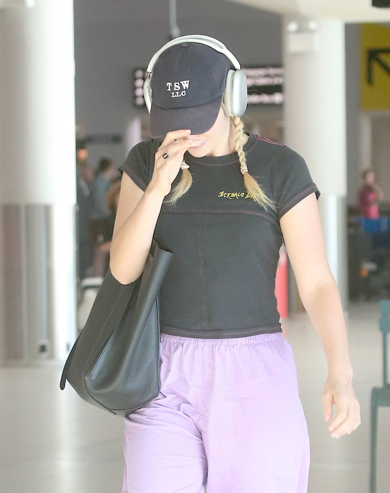 Lorde 2023 : Lorde – Arrives at Perth Airport-13