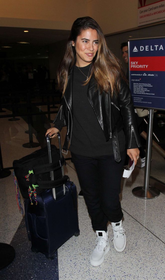 Lorenza Izzo - Arrives at Los Angeles International Airport