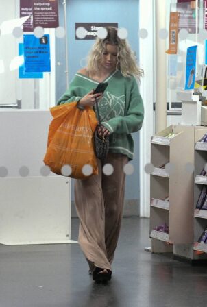 Lottie Moss - Looks cute in loose outfit while shopping in London