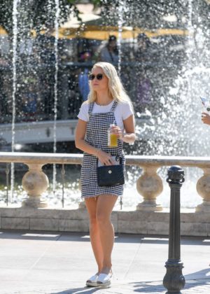 Lottie Moss - Shopping candids at The Grove in LA With Emily Blackwell