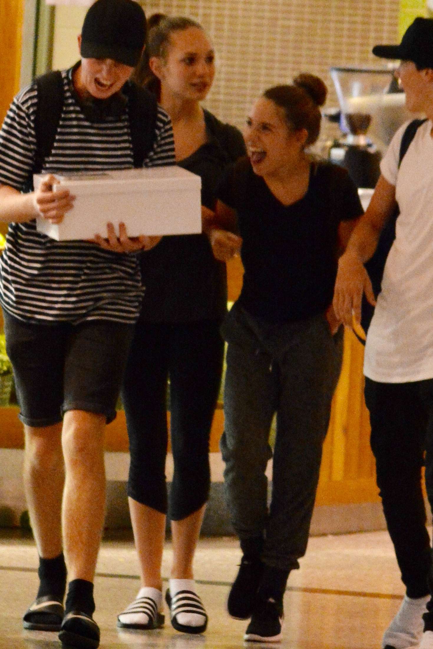 Maddie Ziegler 2017 : Maddie and Mackenzie Ziegler Arrives at airport in Sydney -04