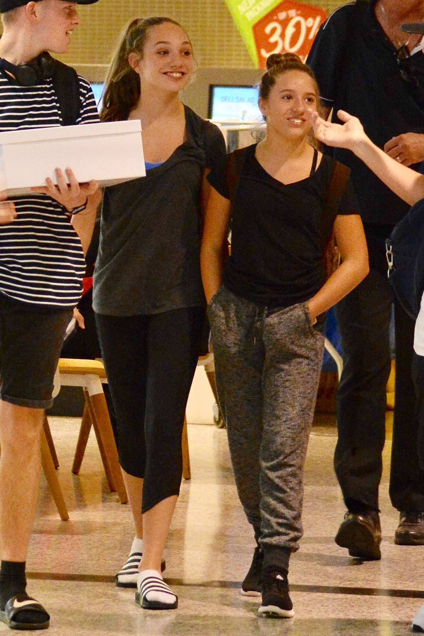 Maddie Ziegler 2017 : Maddie and Mackenzie Ziegler Arrives at airport in Sydney -07