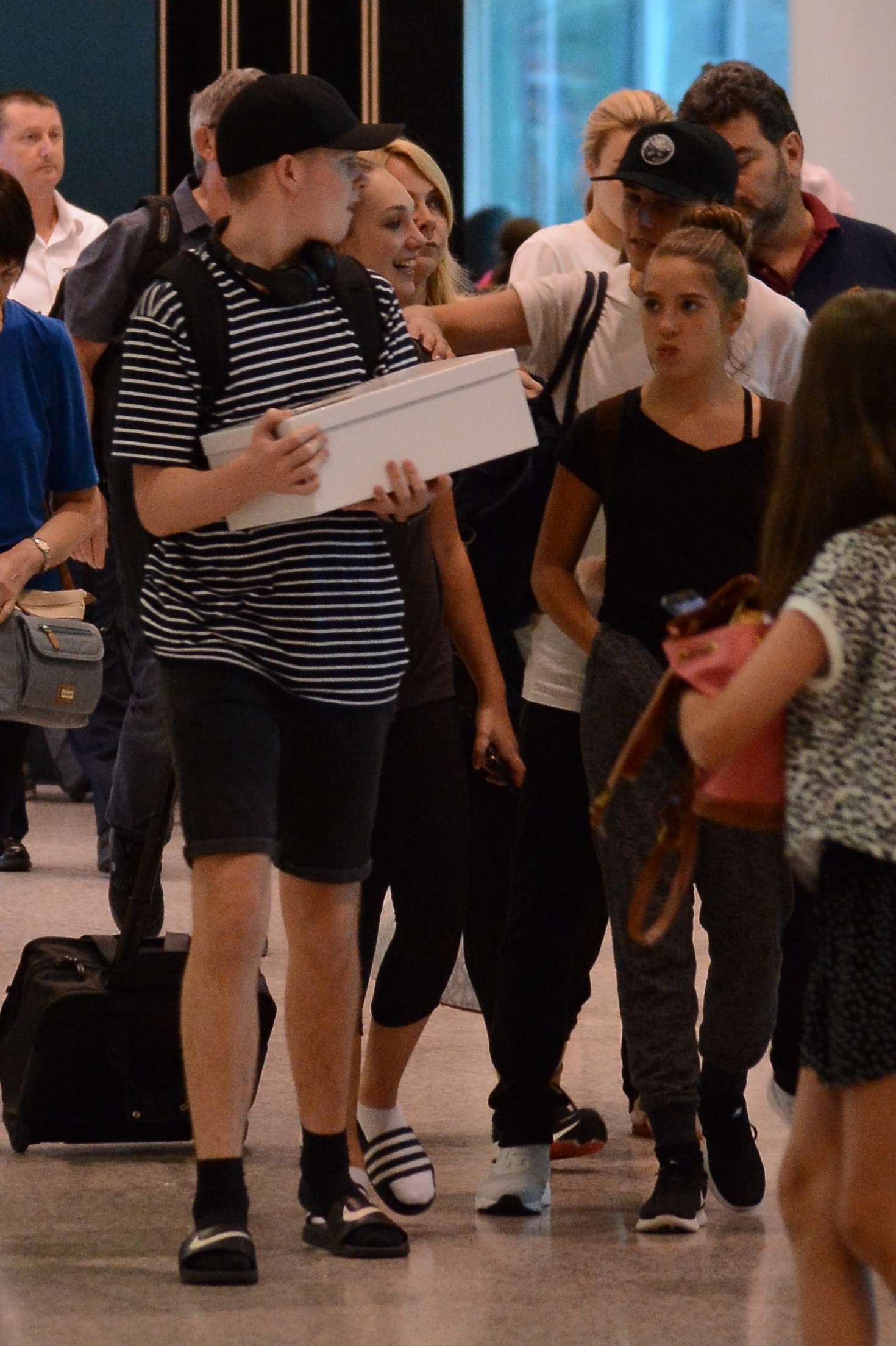 Maddie Ziegler 2017 : Maddie and Mackenzie Ziegler Arrives at airport in Sydney -08