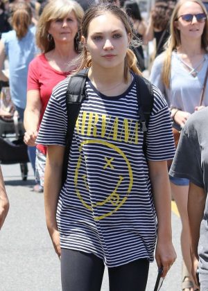 Maddie Ziegler - Shopping at the Farmer's Market in Studio City