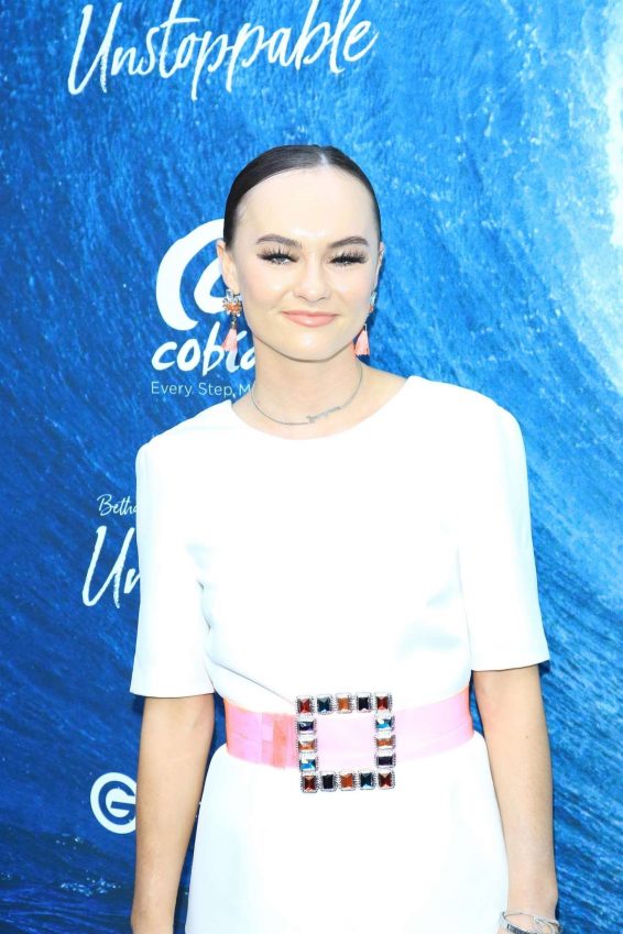 Madeline Carroll - 'Unstoppable' Premiere in Hollywood