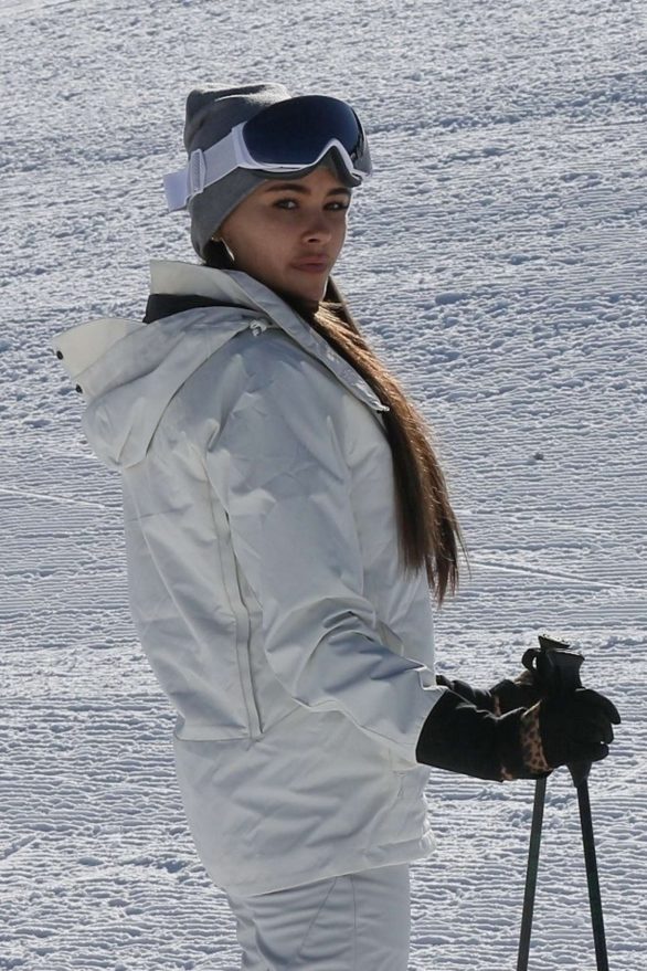 Madison Beer - Hits the slopes for a ski lesson in Aspen