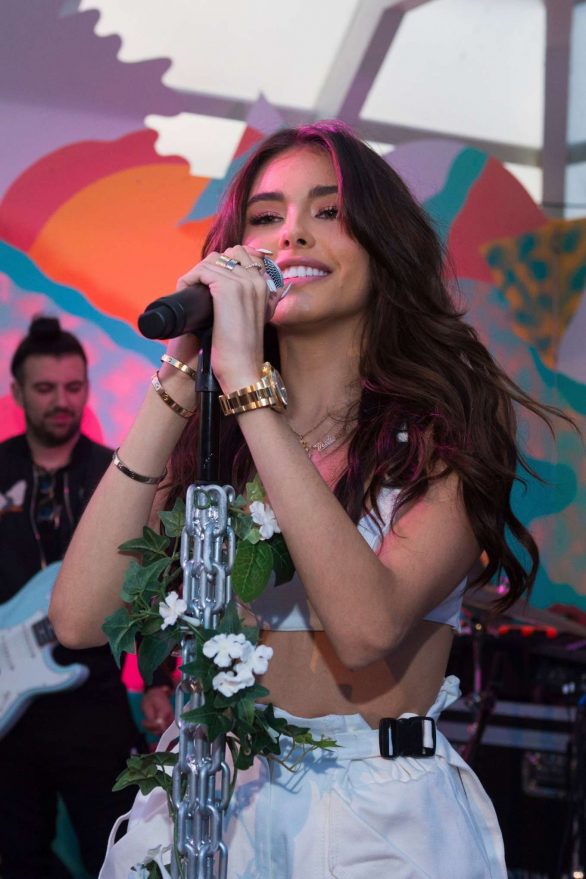 Madison Beer - Performing live at The Surf Lodge in Montauk