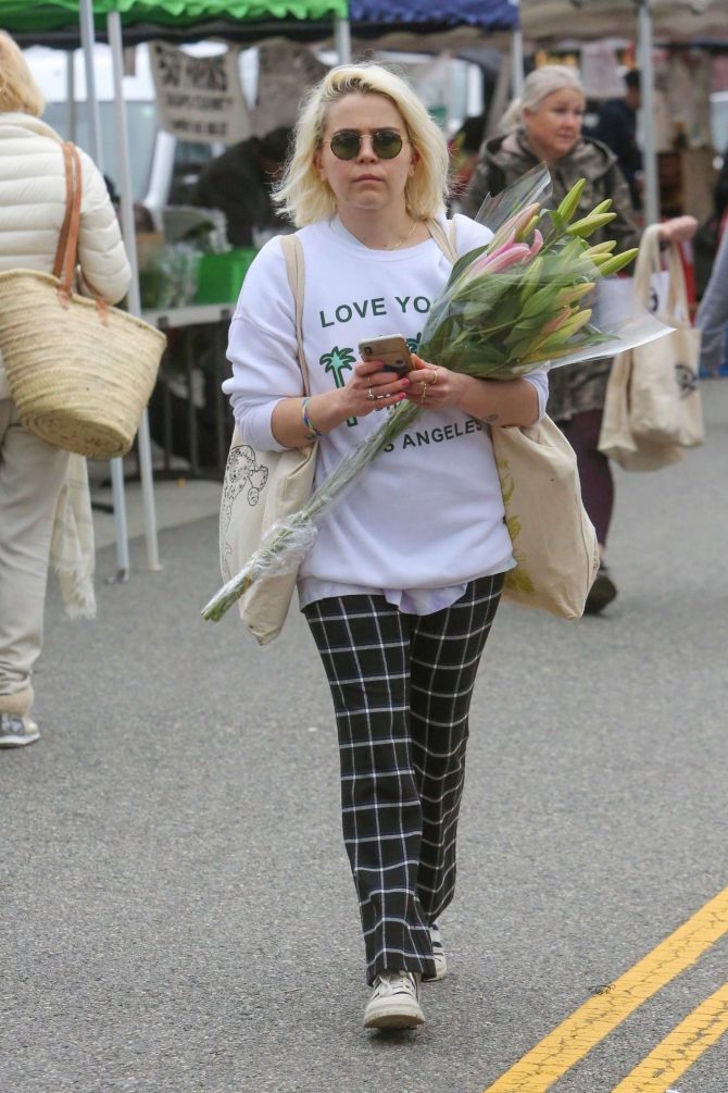Mae Whitman - Shopping at the Farmers Market in Studio City