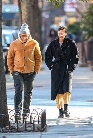 Maggie Gyllenhaal - With Peter Sarsgaard on a stroll around Manhattan