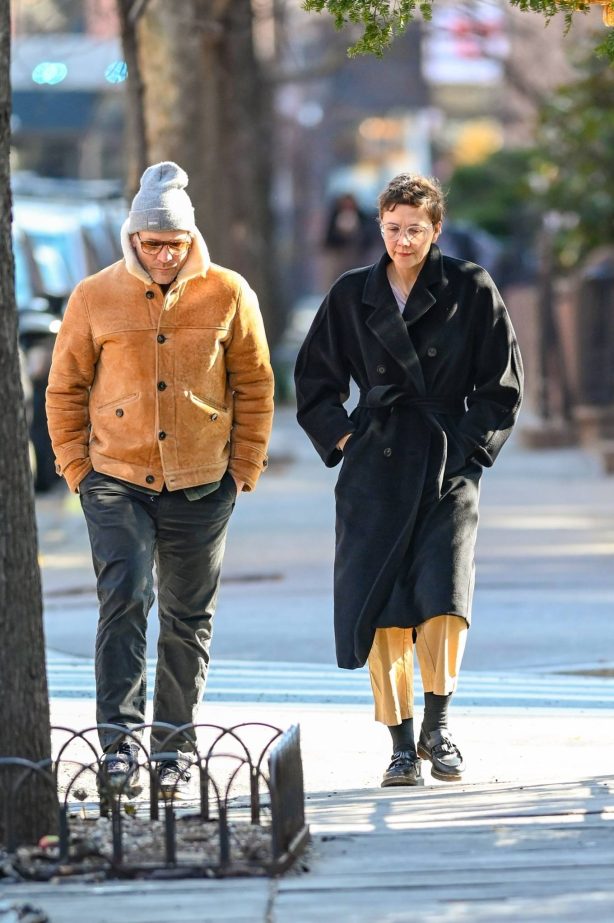 Maggie Gyllenhaal - With Peter Sarsgaard on a stroll around Manhattan