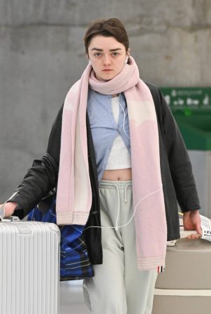 Maisie Williams - Spotted at JFK airport in New York