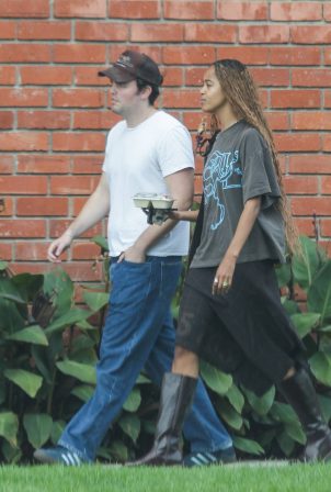Malia Obama - Seen at Erwhon market with a mystery guy in Los Angeles