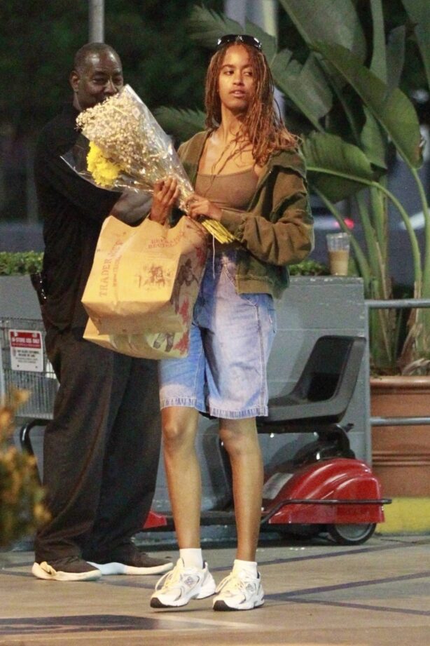 Malia Obama - Seen at Trader Joe's for flowers and groceries in Los Angeles
