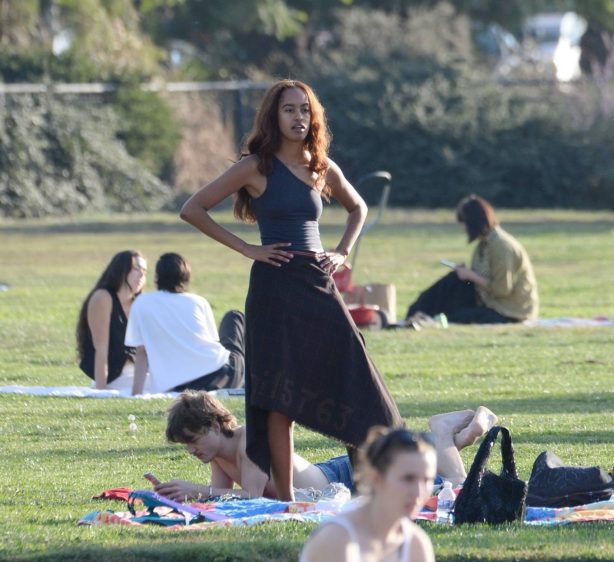 Malia Obama - Seen in the park with friends in Los Angeles