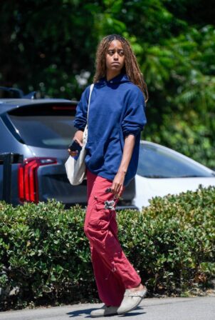 Malia Obama - Spotted in a Los Angeles park