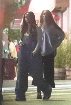 Malia Obama - With Sasha meeting friends for dinner in Echo Park