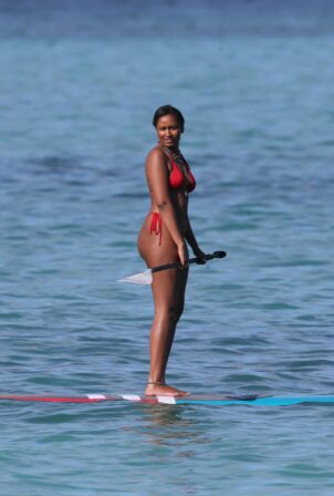 Malia Obama - With Sasha Obama on stand up paddle boards in Honolulu