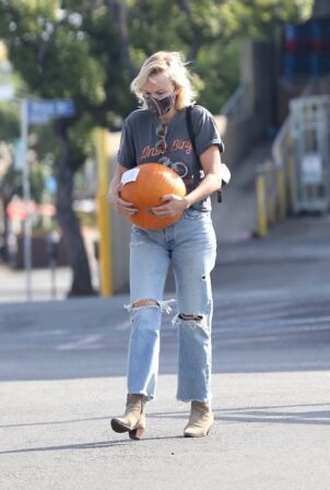 Malin Akerman - Buys a pumpkin for Halloween