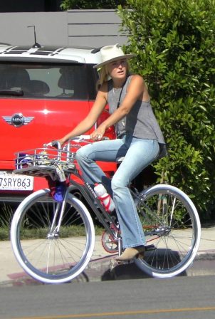 Malin Akerman - Ride bike in Venice