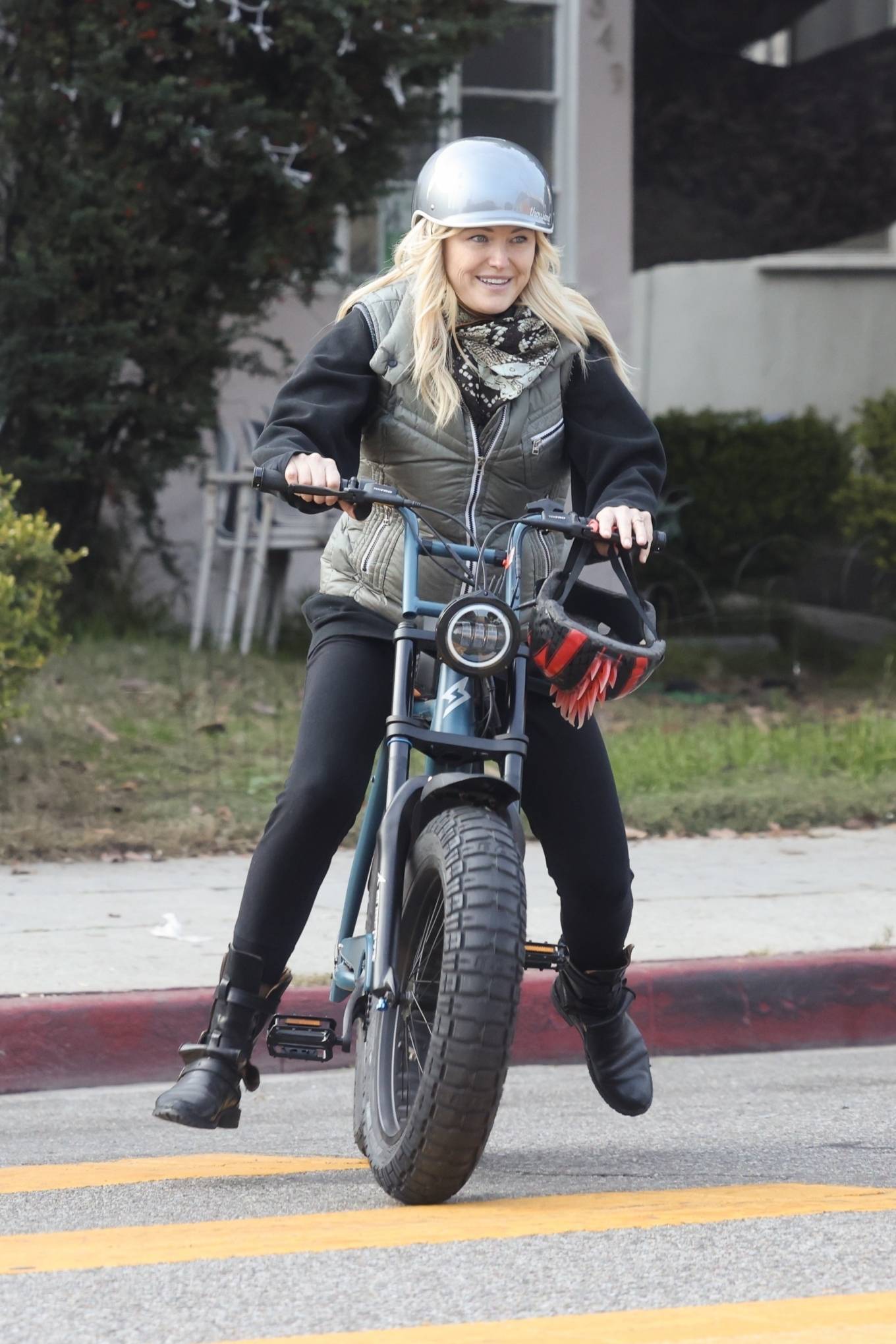 Malin Akerman 2022 : Malin Akerman – Rides her trusty two wheels in Los Angeles-05