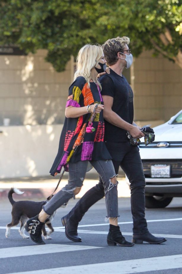 Malin Akerman - Shopping with her husband Jack Donnelly in Los Feliz